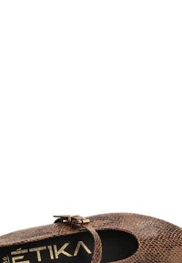 Zapato plano de patrón de reptil marrón con punta redonda, pequeño detalle de hebilla y superficie texturizada. Presenta una plantilla negra con un logo dorado.