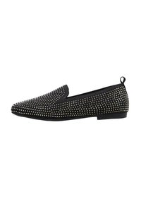 Zapato negro tipo slip-on decorado con tachuelas plateadas, que cuenta con una puntera redonda y una suela de goma plana; diseño sencillo sin cordones visibles.
