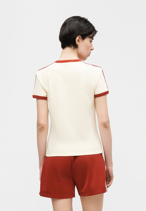 adidas SLIM T-SHIRT - Camiseta estampada - warm vanilla/team victory red — photo 4