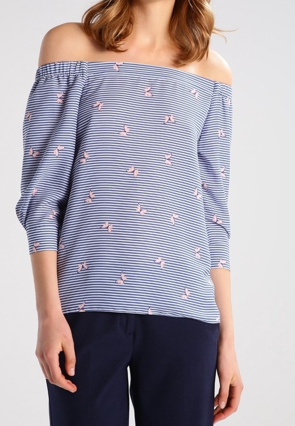 Tričkohra bez ramínek v modro-bílých pruzích, s malými růžovými květinovými vzory. Tříčtvrteční nabírané rukávy s vykrojenými švy na ramenech.