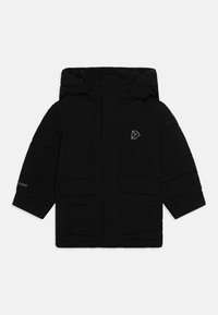Veste matelassée noire avec capuche, dotée de deux poches avant et d'un petit logo. Le matériau semble doux et texturé.