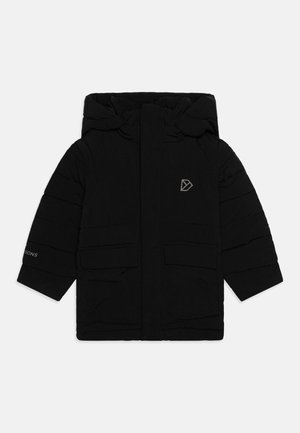 Sort quiltet jakke med hætte, der har to frontlommer og en lille logo detalje. Materialet ser blødt og struktureret ud.