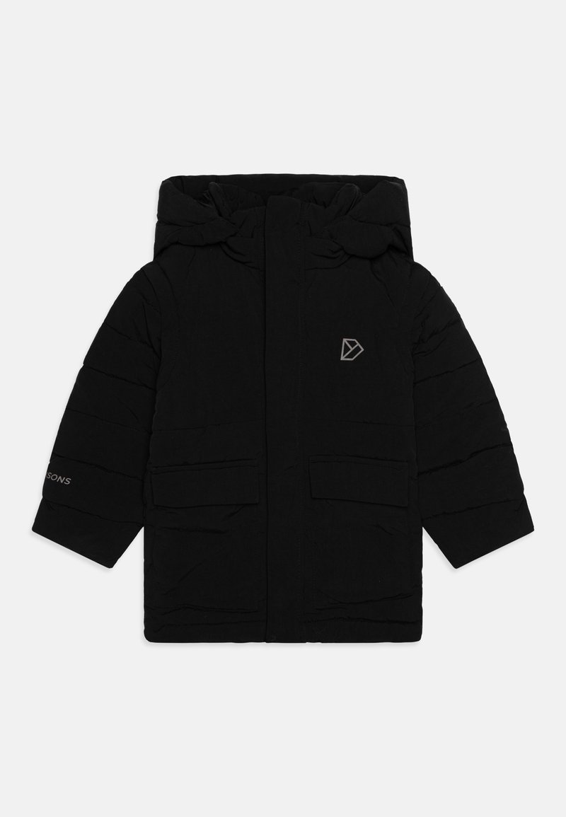 Veste matelassée noire avec capuche, dotée de deux poches avant et d'un petit logo. Le matériau semble doux et texturé.