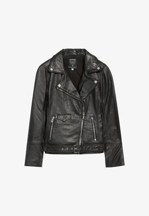 Czarna skórzana kurtka motocyklowa z asymetrycznym zamkiem, klasycznymi klapami, dwiema kieszeniami na zamek i paskiem w talii. Gładka faktura, dopasowany krój.