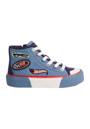 High-top sneakers gemaakt van blauw canvas met paarse accenten, witte veters en een rubberen zool; versierd met autogerelateerde patches.
