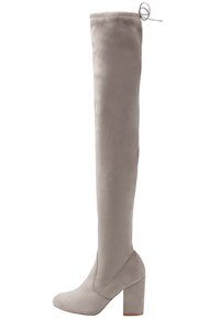 Botas grises por encima de la rodilla, hechas de suave ante, con un tacón grueso y una textura lisa, punta redondeada y un lazo en la parte superior.