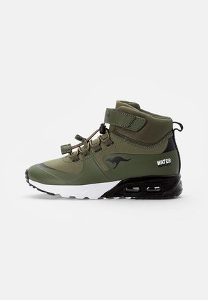 Baskets montantes vert olive avec semelle noire, arrêt de lacet, bride velcro, logo kangourou et texte « WATER RESISTANT » sur le talon.