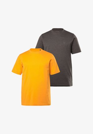 Zwei Baumwoll-T-Shirts: eines leuchtend orange mit einem runden Halsausschnitt, das andere dunkelgrau mit einem dezenten Logo auf der Brust. Kurzärmlig, lockere Passform.