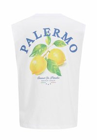 T-shirt blanc sans manches avec deux citrons jaunes et des feuilles vertes, texte « Palermo, Summer in Paradise, Sicily Italy » dans le dos.