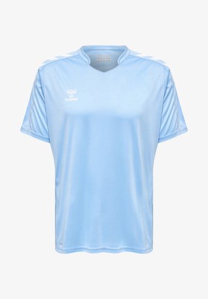 Lyseblå, kortærmet sportsskjorte lavet af glat syntetisk materiale. Har en V-hals og hvide accentstriber på skuldrene. Brandlogoet er vist.