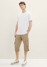 TOM TAILOR BERMUDA MIT PRINT - Shorts - beige geometric structure
