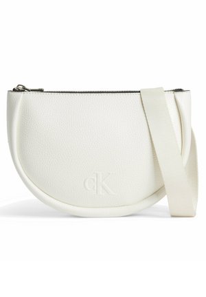 Weißer halbmondförmiger Lederarmbeutel mit silbernem Reißverschluss und geprägt" cK"-Logo, befestigt an einem breiten, passenden Armband.