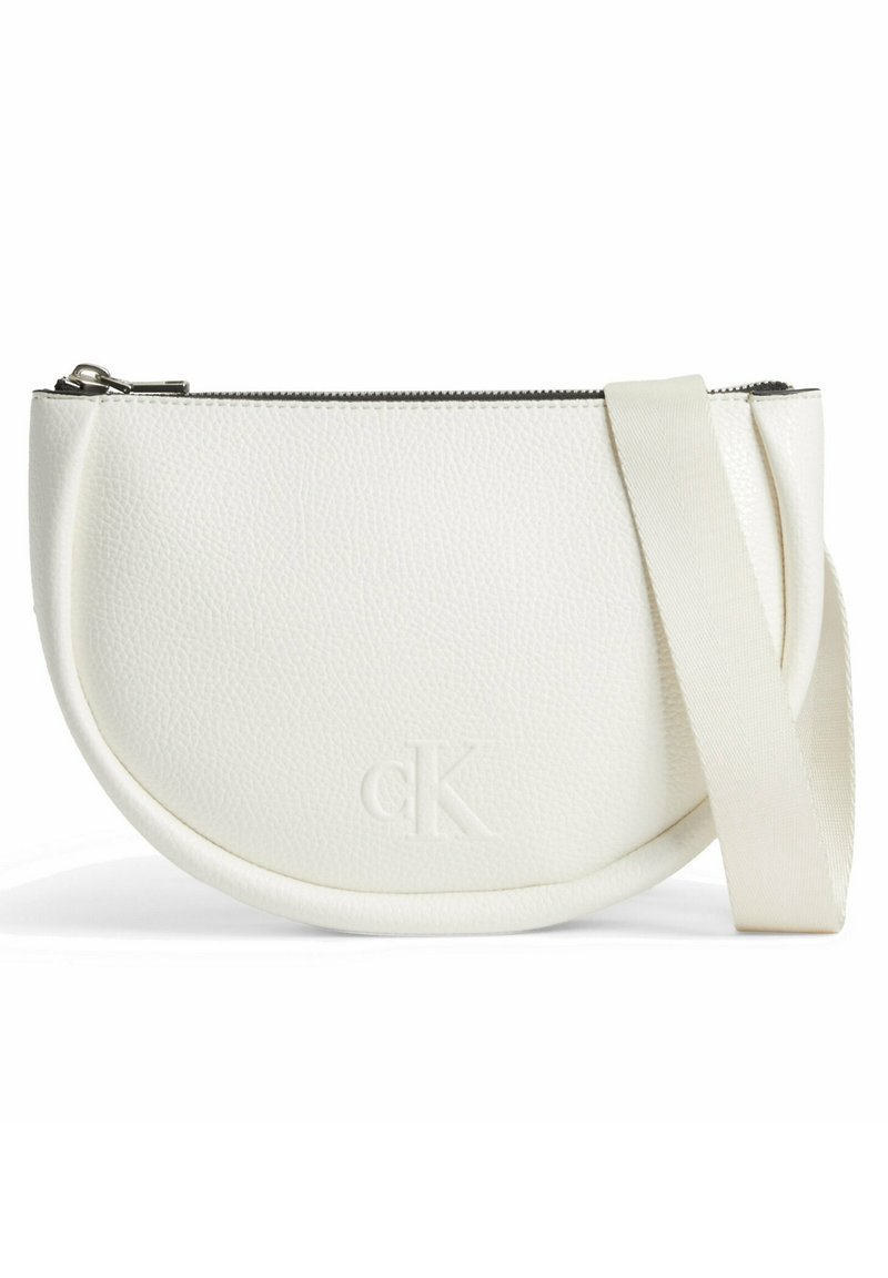 Petit bracelet en cuir blanc en forme de demi-lune avec une fermeture éclair argentée et un logo "cK" embossé, attaché à une large sangle assortie pour poignet.