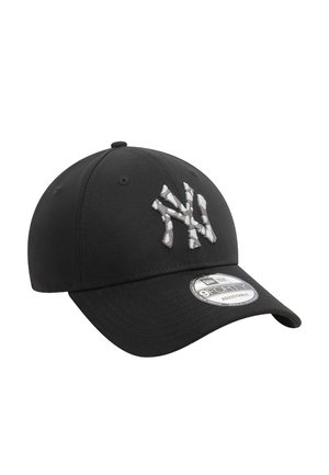 Casquette de baseball noire à visière incurvée, avec un logo des New York Yankees en gris réfléchissant sur un motif camouflage. Sangle arrière ajustable.
