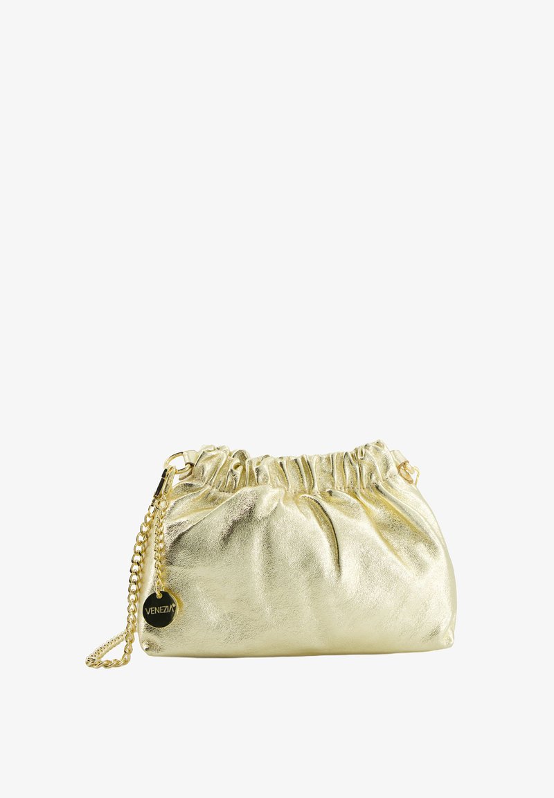 Gouden metallic clutch tas met een geplooide textuur en een kettingband. Heeft een klein rond label met het "Venezia" logo voor extra detail.