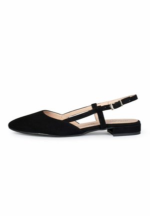 Zapato plano de ante negro con talón descubierto, punta puntiaguda, correa ajustable con hebilla y tacón bajo cuadrado sobre un fondo blanco.