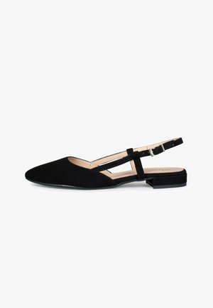 Zapato plano de ante negro con talón descubierto, punta puntiaguda, correa ajustable con hebilla y tacón bajo cuadrado sobre un fondo blanco.