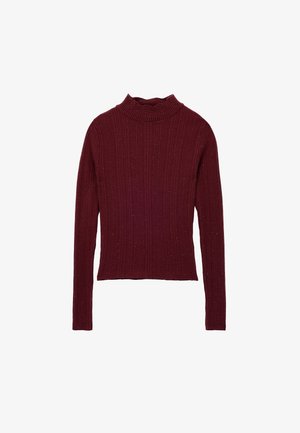 Pull en maille côtelée bordeaux avec col roulé et manches longues, présentant un tissu texturé et une silhouette ajustée. Sans motifs ni ornements.