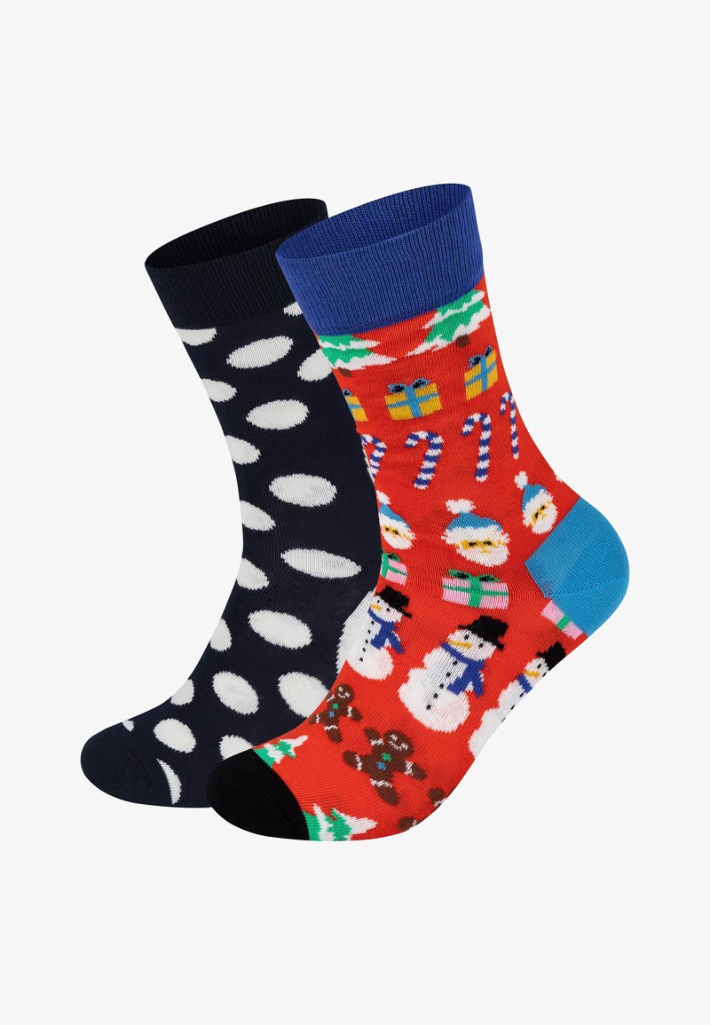 Chaussettes en coton présentant deux designs : l'une bleu marine à pois blancs, l'autre rouge avec des bonhommes de neige, des arbres, des cannes en sucre et des cadeaux.