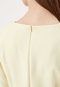 s.Oliver BLACK LABEL ROBE - Denní šaty - light yellow