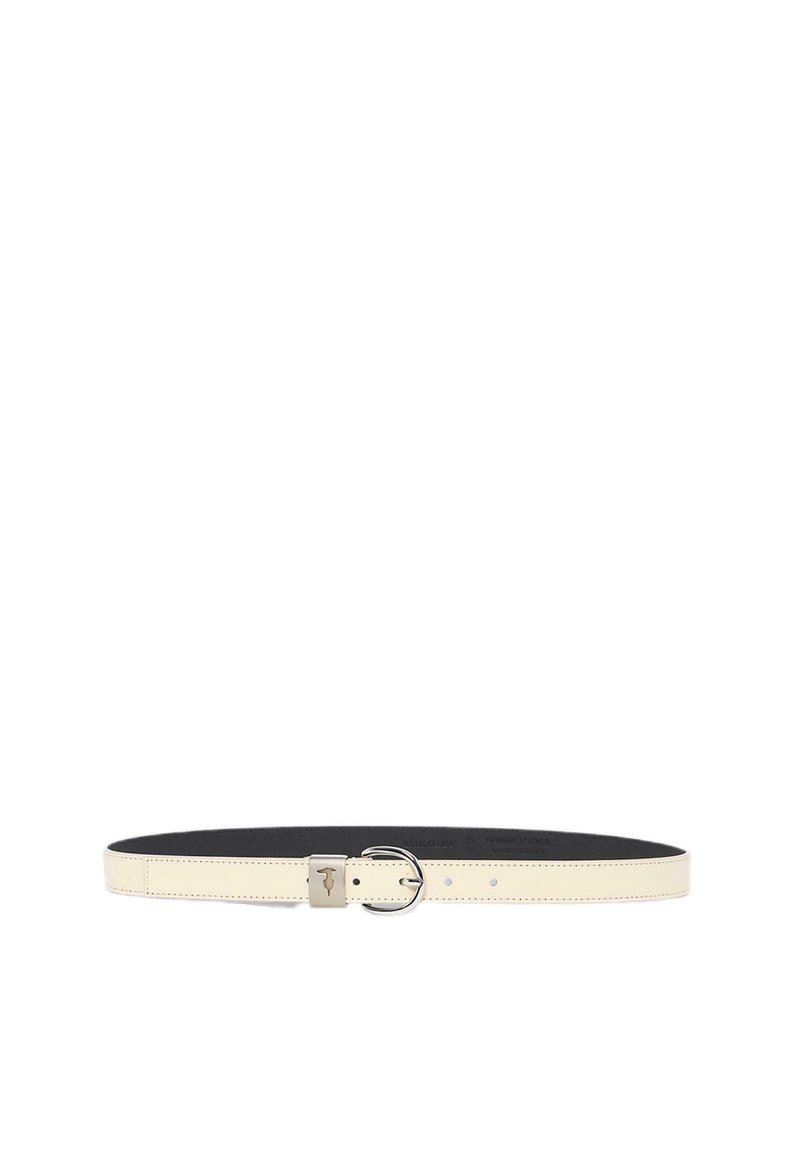 Skórzany pasek w kremowym kolorze o gładkim wykończeniu, z okrągłą srebrną klamrą i czarną spodnią warstwą, z widocznymi detalami przeszyć.