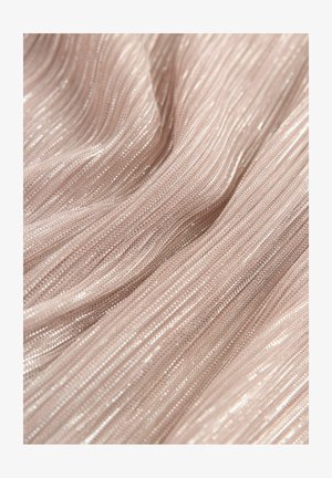 Glanzend lichtroze stof met fijne, verticale plooien, die een gladde textuur en metalen draadaccenten herbergt.