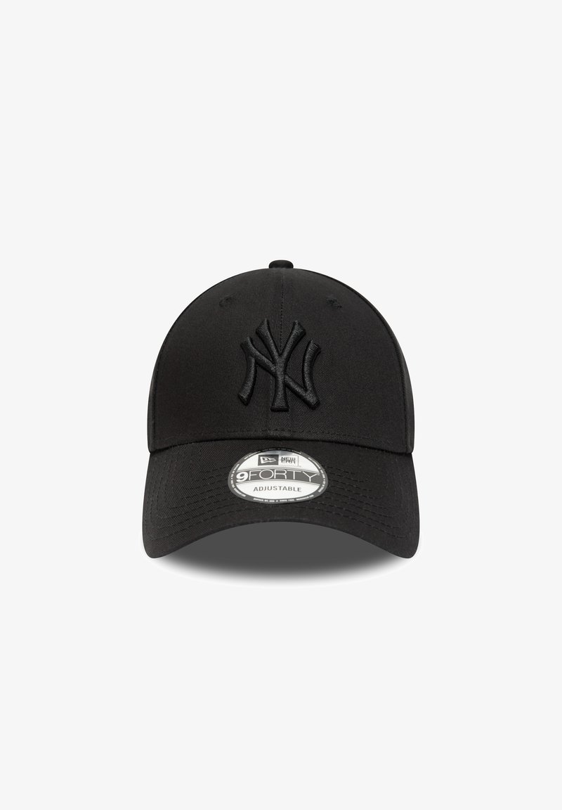 Must reguleeritav nokkmüts kõvera nokaga ja musta reljeefse tikitud New York Yankeesi logoga esiküljel.