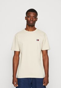 Tommy Jeans BADGE TEE - T-shirt basic - classic beige