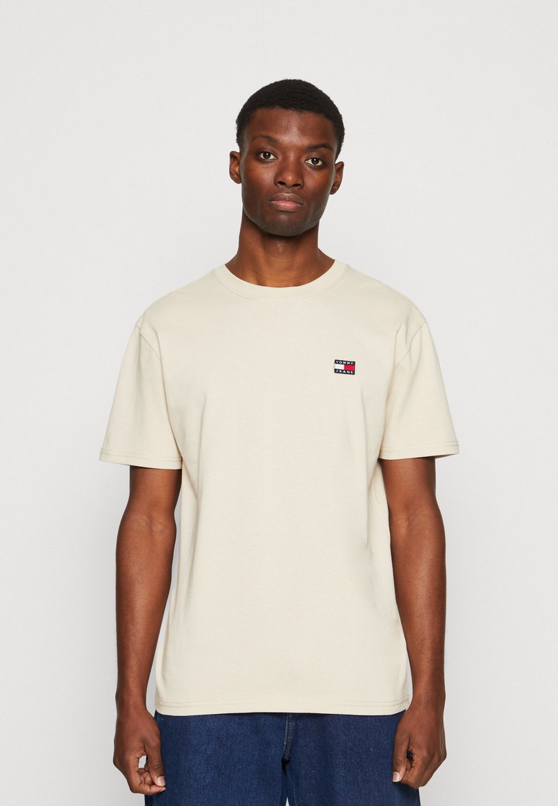 Tommy Jeans BADGE TEE - T-shirt basic - classic beige