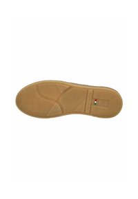 Semelle de chaussure en caoutchouc de couleur brun clair avec une surface texturée, présentant un design segmenté et des motifs de grip circulaires. Petit logo dans le coin inférieur.