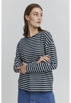 Pika-sleeve, ümmarguse kaelusega t-särk mereväe ja valgete triipudega. Pehme puuvillane materjal ja lõdve istuvus, mille hemil on väike logo aktsent.