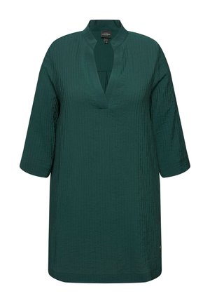 Tyrkysová tunika s výstřihem do V, tříčtvrtečními rukávy, texturovanou žebrovanou tkaninou a přímým spodním lemem. Obsahuje jemný akcent loga.