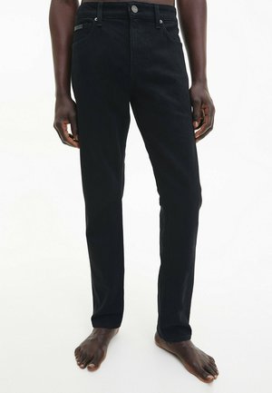 Jeans in denim nero con taglio dritto, caratterizzati da un classico design a cinque tasche, chiusura frontale con bottone e dettagli sottili in vita.