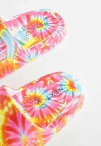 Sandales à glissière tie-dye colorées en rose, jaune et bleu. Tige en tissu doux, semelle intérieure rembourrée et étiquette de taille visible : UK 12.