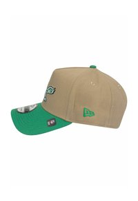 Brauner Hut mit grünem Schild, versehen mit einem gestickten Logo auf der Vorderseite und einem kleinen Emblem an der Seite. Aus strukturiertem Stoff gefertigt.