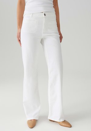 Witte flared jeans met een vijf-pocket ontwerp en een knoopsluiting aan de voorkant. Gladde denimtextuur met subtiele stikseldetails.