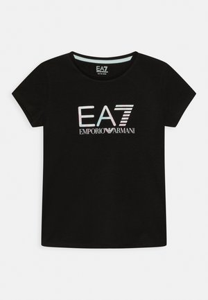 Schwarzes T-Shirt mit kurzen Ärmeln, Rundhalsausschnitt und silbernem EA7 Emporio Armani-Logo, mittig auf der Brust platziert.