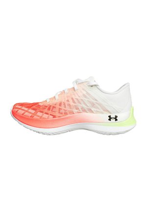 Chaussure de sport légère présentant un dégradé du rouge au blanc, une tige en maille avec un motif en grille, et une semelle blanche avec un accent vert néon.