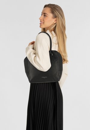 Schwarze Ledertasche mit strukturierter Form, glatter Oberfläche, doppelten Tragegriffen und dezentem Branding auf der Vorderseite.