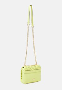 Borsa a tracolla in pelle verde lime con parte superiore intrecciata, tracolla in catena dorata e finitura liscia. Presenta una chiusura con zip e una piccola placca con logo.