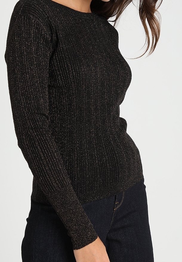 Svart långärmad ribbstickad tröja med metalltrådsektioner, figursydd form, rund halsringning och strukturerad yta. Matchad med mörka jeans.
