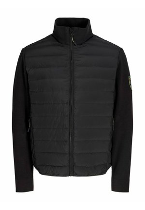 Jachetă neagră căptușită cu guler înalt, mâneci tricotate, fermoar în față și buzunare laterale cu fermoar. Prezintă o textură matlasată și un detaliu cu emblemă pe mânecă.