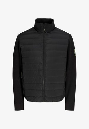 Jachetă neagră căptușită cu guler înalt, mâneci tricotate, fermoar în față și buzunare laterale cu fermoar. Prezintă o textură matlasată și un detaliu cu emblemă pe mânecă.