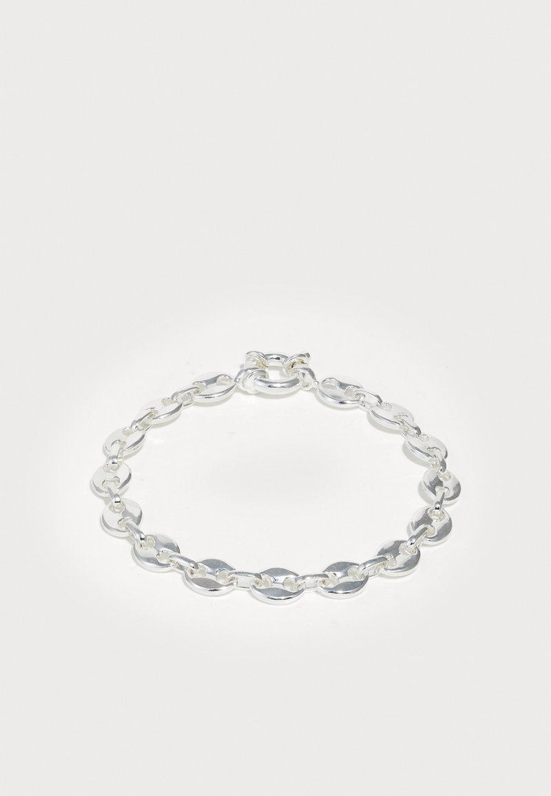 Pulseira de corrente em prata com elos ovais e acabamento polido. Detalhe de fecho seguro para fecho. Design minimalista.