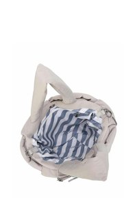 Bolso tote beige suave con dos asas, apertura superior y forro de tela a rayas azules y blancas con bolsillos internos con cremallera y sin cierre.