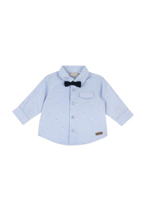 Camicia per neonati a maniche lunghe azzurro chiaro con piccoli motivi bianchi, taschino frontale, bottoni e papillon nero attaccato al colletto.