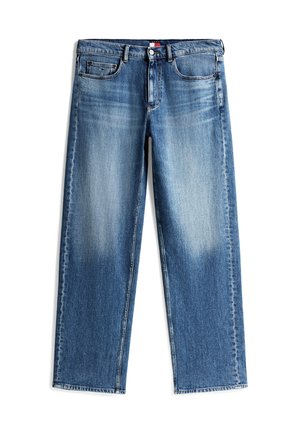 Modré džínsy rovného strihu s vyblednutým praním, štýl s piatimi vreckami, zapínanie na gombík a zips, položené na bielom pozadí.