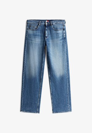 Jeans blu a gamba dritta con effetto sbiadito, modello a cinque tasche, chiusura con bottone e cerniera, distesi su sfondo bianco.