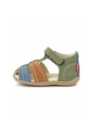Sandalias infantiles en cuero verde, azul y marrón. Con puntera abierta, correa ajustable y costuras en contraste. Suela de goma para mayor comodidad.