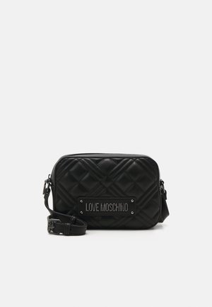 Borsa a tracolla nera trapuntata con tracolla regolabile e piastra in metallo con la scritta "LOVE MOSCHINO" al centro davanti.